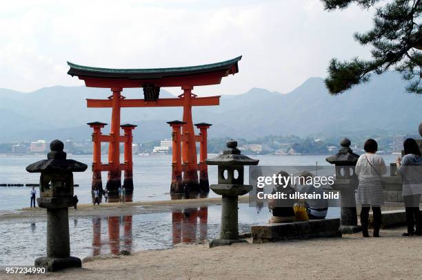 Japan / Insel Miyajima / Eines der meist fotografiertesten Objekte in Japan ist wohl das berühmte große Torji vor dem Isukushima-Schrein auf der...