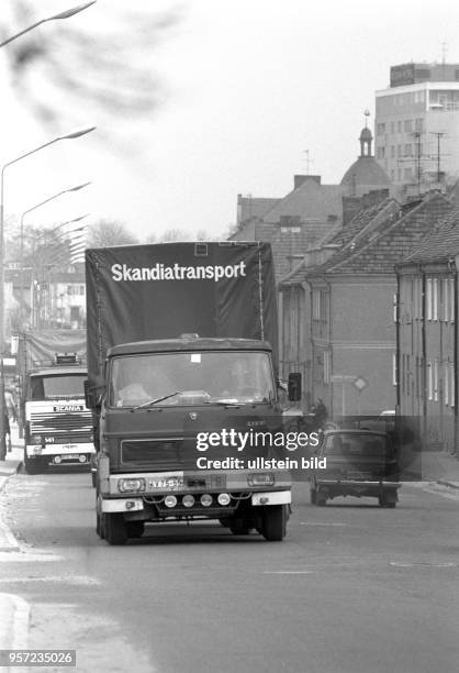 Blick in die Stralsunder Straße in Saßnitz mit vielen Lkw, undatiertes Foto von 1981. Der Lkw mit der Planenaufschrift "Skandiatransport" kam mit der...