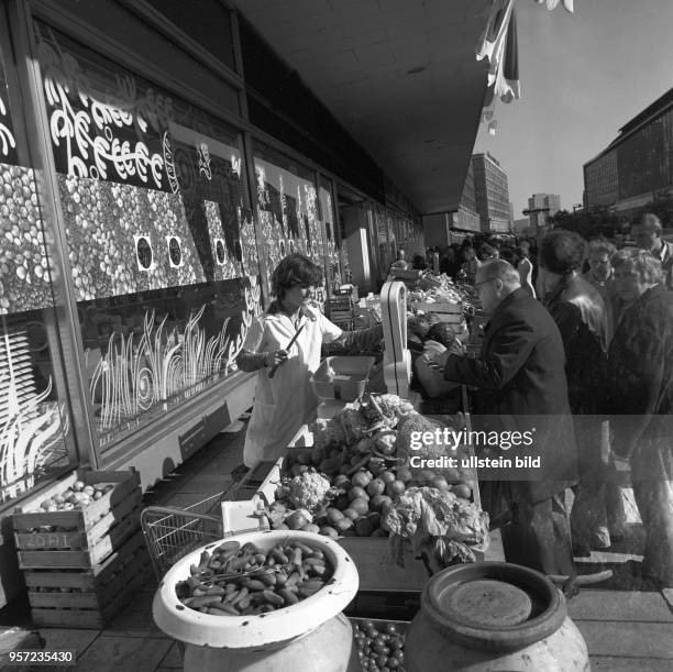 Verkauf von Obst und Gemüse an einem Stand vor dem Centrum-Warenhaus am Alexanderplatz in Berlin, undatiertes Foto von 1977.