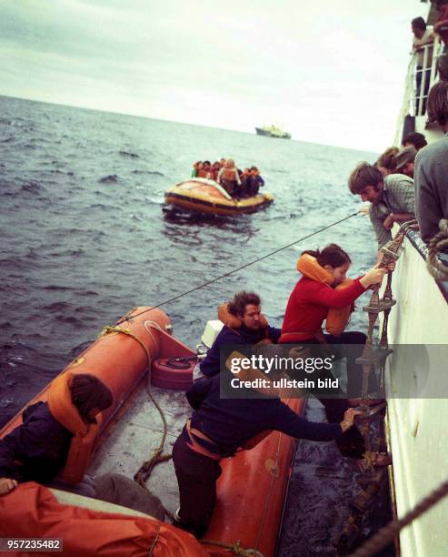 Rostock / Fischfang / Hochseefischerei / August-1974 / Fliegende Fischer - Besatzungsaustausch/ Nach der Ankunft des Fischereihilfsschiffes "Robert...