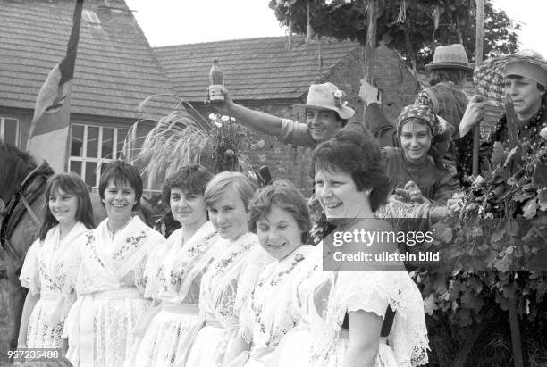 Junge Leute posieren für ein Gruppenfoto beim Festumzug zum Fest der Sorbischen Kultur am in der Gemeinde Heinersbrück bei Peitz. -