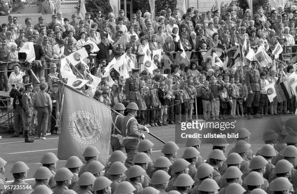 Zum 35. Jahrestag der Gründung der Kampfgruppen der Arbeiterklasse marschieren ihre Mitglieder auf der Berliner Karl_Marx_Allee, aufgenommen am . Am...