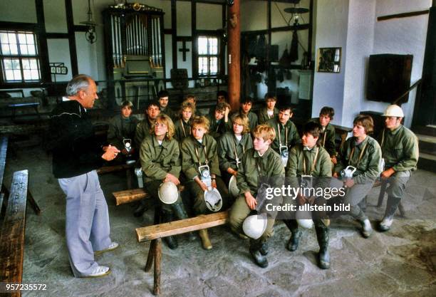 Besucher sitzen auf Bänken in der Betstube eines historischen Schaubergwerkes in Freiberg, aufgenommen 1993. Bergbau wird seit dem 12. Jahrhundert in...