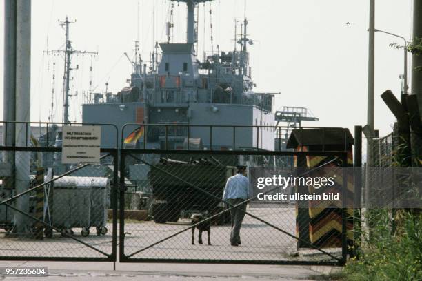 Versperrter Zugang zum Marinestützpunkt in Peenemünde auf der Insel Usedom, undatiertes Foto vom Sommer 1991. Die Heeresversuchsanstalt und die...