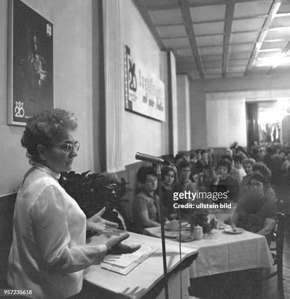 Lotte Ulbricht, Frau des DDR-Staats- und Parteichefs Walter Ubricht, spricht auf einer Versammlung in Brandenburg im Oktober 1968 vor...