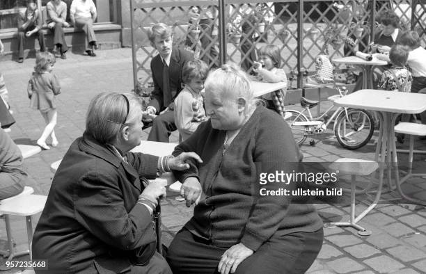 Zwei alte Frauen unterhalten sich im Freiluftcafe auf dem Alten Markt in Posen, aufgenommen 1975.