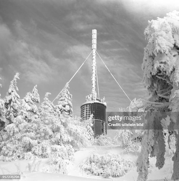 Tief verschneit liegt der Sendeturm auf dem Gipfel des Großen Inselsberg bei Tabarz im Thüringer Wald, aufgenommen im Januar 1968.