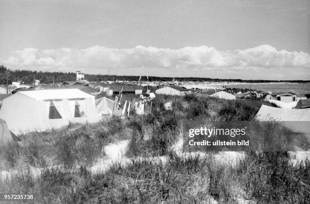 Der direkt am Strand gelegene Zeltplatz in Prerow auf dem Darß war eines der beliebtesten Urlaubsziele in der DDR, aufgenommen im Sommer 1973. Hier...