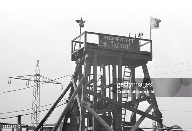 Der Förderturm im Schacht "Ernst Thälmann" des Tagebau Niemtsch des Braunkohlenwerkes "Franz Mehring" in Brieske bei Schlabendorf, aufgenommen im...