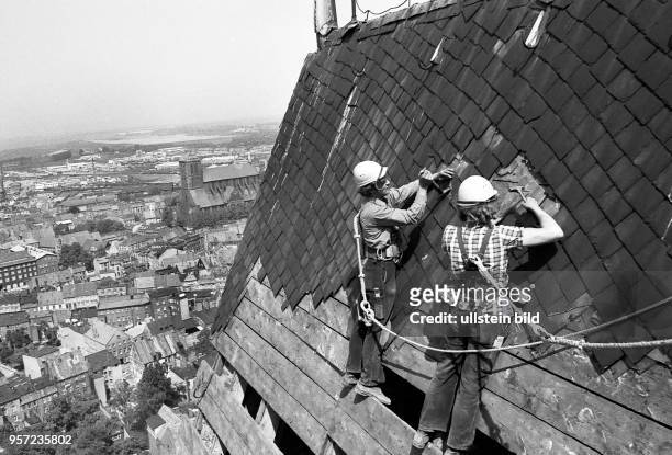 Dachsanierung hoch über Wismar auf dem 80 Meter hohen Marienkirchturm, aufgenommen im Juni 1980. Hoch über den Dächern der Hansestadt Wismar arbeiten...