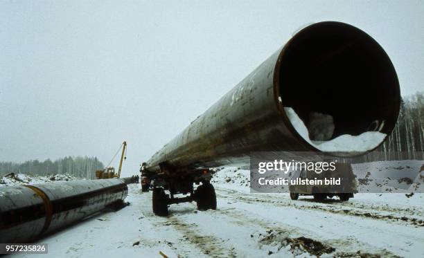 Transport eines Stahlrohres zum Verlegen an der Erdgasleitung im Ural in der Nähe von Perm, undatiertes Foto vom Winter 1986. Im Rahmen des zentralen...