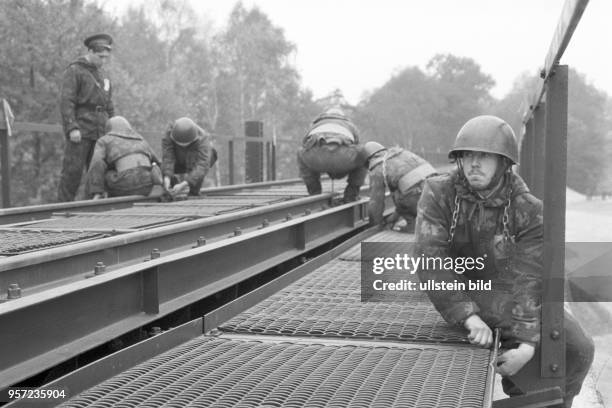 Pioniere der sowjetischen Streitkräfte bauen im Rahmen einer gemeinsamen Übung eine Eisenbahnbrücke. Im Rahmen einer Übung trainierten die...