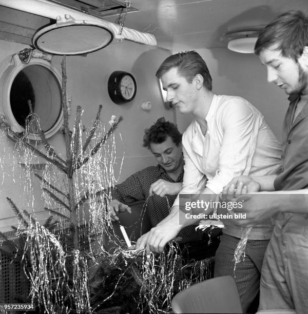 Rostock / Fischfang / Hochseefischerei / Dezember 1968 / Weihnachten auf dem Fangplatz bei Labrador. In der Messe des Zubringer-Trawlers "Artur...