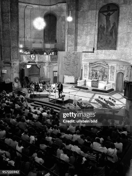 Am 17.9.1987 bereiten sich Pfarrer Christof Ziemer und oppositionelle Friedensgruppen auf einem Friedensforum in der Kreuzkirche in Dresden auf die...