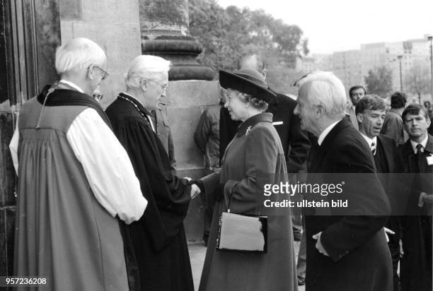 Besuch der britischen Königin Elizabeth II. Im Oktober 1992 in Dresden - hier bei der Begrüßung am Portal der Kreuzkirche. Auch Bundespräsident...