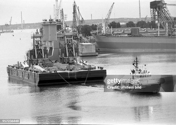 Zwei über 61 Meter hohe Portaldrehkrane mit einer jeweiligen Tragfähigkeit von 75 Tonnen werden nach ihrer Montage per Schiffsponton vom Überseehafen...