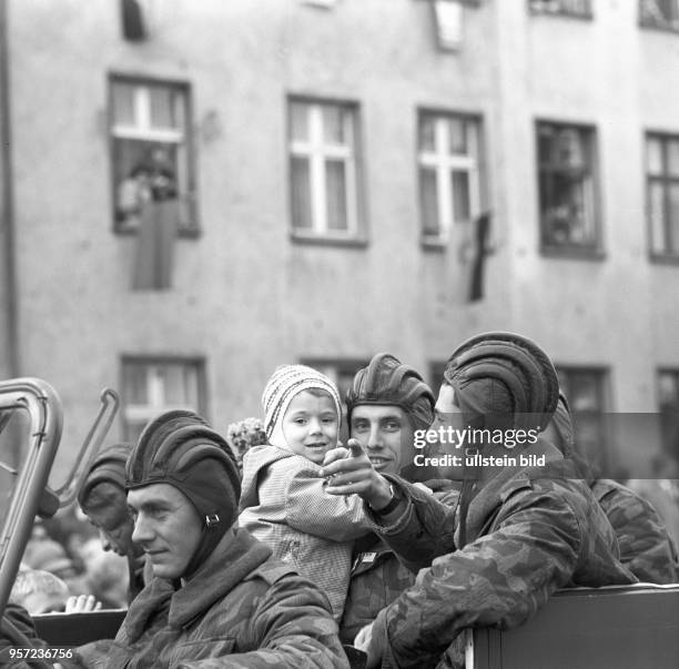 Russische Panzerfahrer fahren nach dem Manöver "Waffenbrüderschaft" mit einem Kind durch die Stadt, aufgenommen im Oktober 1970 im Raum Magdeburg. Am...