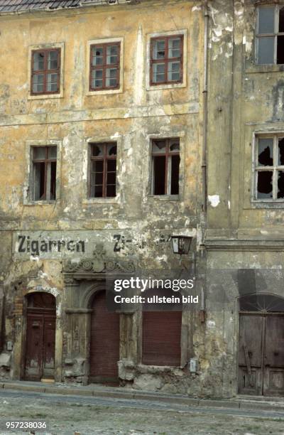 Verfallene historische Häuser, schon Ruinen, in der Altstadt von Görlitz, undatiertes Foto von 1990. An der bröckelden Fassade ist noch der...