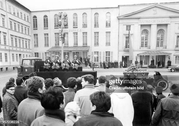 Unter der Anteilnahme der Bevölkerung wird der Sarg des deutsch-jüdischen Schriftstellers Arnold Zweig Ende November 1968 in Berlin vom Deutschen...