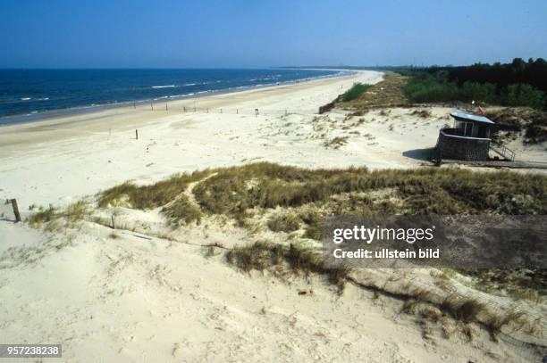 Eine Beobachtungsstand mit polnischer Flagge an der Staatsgrenze zwischen Deutschland und Polen am Ostseestrand auf der Insel Usedom zwischen dem...