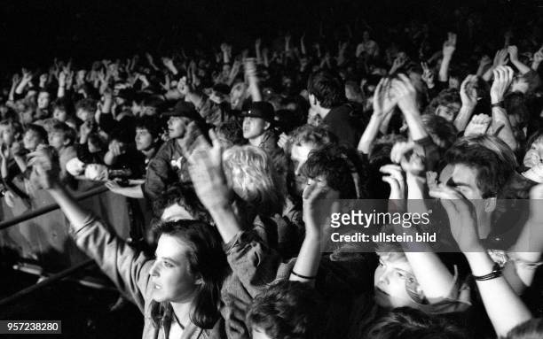 Fans vor der Bühne jubeln bei einem Konzert von Rockmusiker Udo Lindenberg in der Ostberliner Wuhlheide, aufgenommen am .