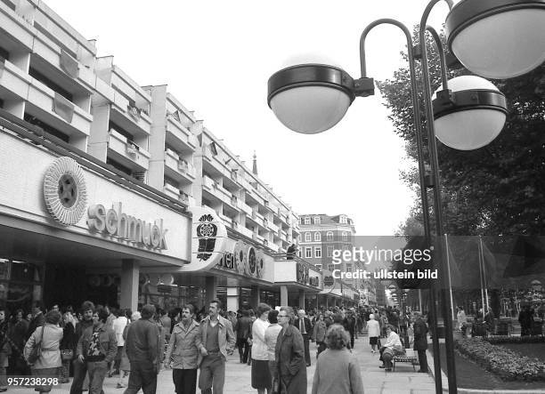 Zum 30. Jahrestag der DDR wurde im Oktober 1979 in Dresden die neue Einkaufsstraße " Straße der Befreiung " feierlich eröffnet und damit ein weiterer...