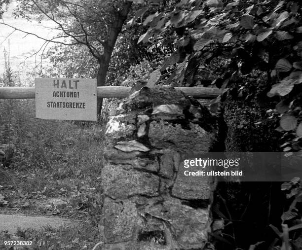 Ein Schild mit der Aufschirft "Halt Achtung Staatsgrenze" an einem Holzbalken, aufgenommen um 1960 im Vogtland im Süden der DDR an der Grenze zur...
