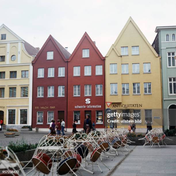 Sanierte Häuser mit einer Eis-Milch-Bar, der Schwerin-Information für Touristen und einem Antiquitäten-Geschäft im historischen Stadtzentrum von...
