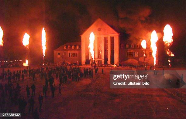 Besucher 1996 zum Dresdner Kunstfest " Feuer und Flammen" vor dem sanierungsbedürftigen Festspielhaus Dresden-Hellerau. 14 Jahre später ist das...