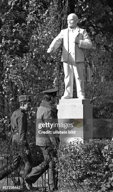 In der Albertstadt an der Kurt-Fischer-Allee in Dresden laufen Sowjetarmisten vor einem Lenin-Standbild vorbei, aufgenommen in den 80er Jahren. Das...