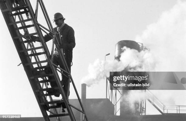 Ein Arbeiter steigt die Stufen eines Kranes zwecks Reparaturarbeiten empor, aufgenommen am in der zum Mansfeld Kombinat "Wilhelm Pieck" gehörenden...