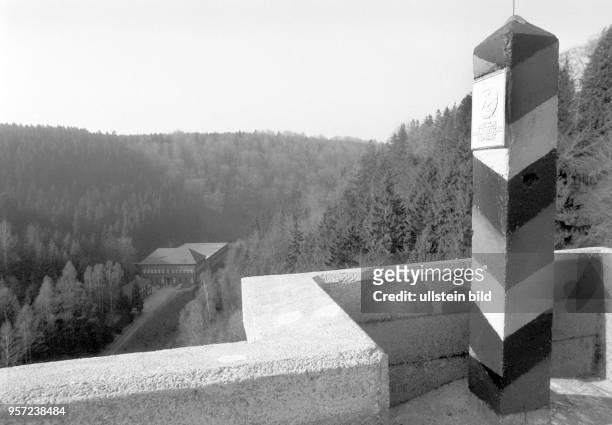 Ein Grenzpfahl mit dem Hoheitszeichen der DDR steht markiert auf der Eckertalsperre im Harz die innerdeutsche Grenze zwischen Sachsen-Anhalt und...