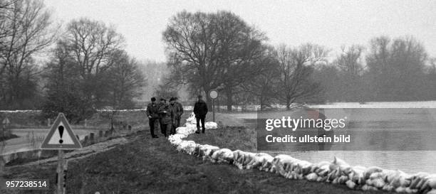 Hochwasser im Frühjahr 1988. Einsatzkräfte der Nationalen Volksarmee kontrollieren die Sicherheit der Deiche im Kreis Osterburg. Insgesamt sind 1.600...