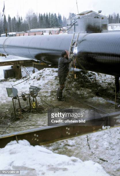 Schweißer fügen 1986 in der Sowjetunion im Gebiet Perm im Ural auf der Baustelle der Erdgastrasse aus Russland nach Westeuropa Rohre zusammen. Die...
