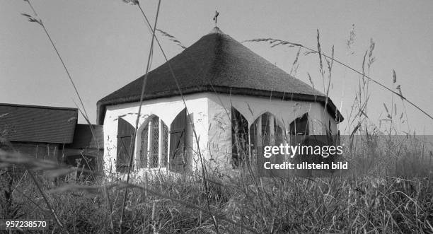 Blick auf die Kapelle oberhalb des kleinen Fischerdörfchens Vitt auf der Insel Rügen, aufgenommen im Sommer 1988. Die Kapelle wurde 1806 bis 1816...