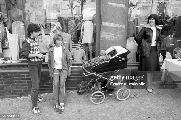 Zwei Jugendliche verkaufen auf einem Flohmarkt in Gerbstedt aus einem Kinderwagen heraus ihre Waren wie z.B. Puppen, aufgenommen im Mai 1984. Sie...