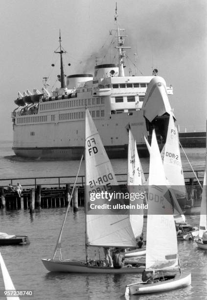 Die Fähre "Warnemünde" läuft mit weit geöffneter Bugklappe - vorbei an den zahlreichen Seglern - in den Warnemünder Fährhafen ein, aufgenommen im...