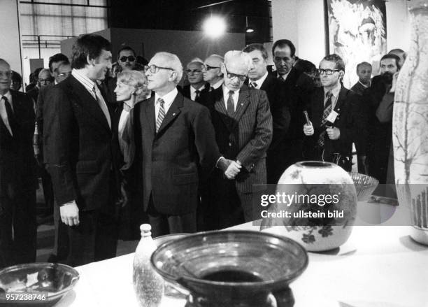 Staats- und Parteichef Erich Honecker bei seinem Besuch der IX. Kunstausstellung der DDR in Dresden in der Ausstellungshalle am Fucikplatz,...