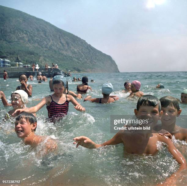 Kinder und Jugendliche im Pionierlager Artek auf der Krim haben Spaß im Wasser, aufgenommen im August 1971. Artek war das zentrale Pionierlager der...