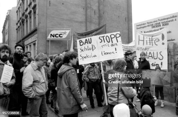 Bewohner der Dresdner Neustadt demonstrieren im Februar 1990 in der Katharinenstrasse 4 mit Losungen wie "Hilfe, unser Haus bricht ein!", "Baustopp!...