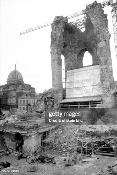 Blick auf die Ruine der Frauenkirche in Dresden während der Sicherungsarbeiten und der Beräumung des Schutts, aufgenommen am . Am gleichen Tag kamen...