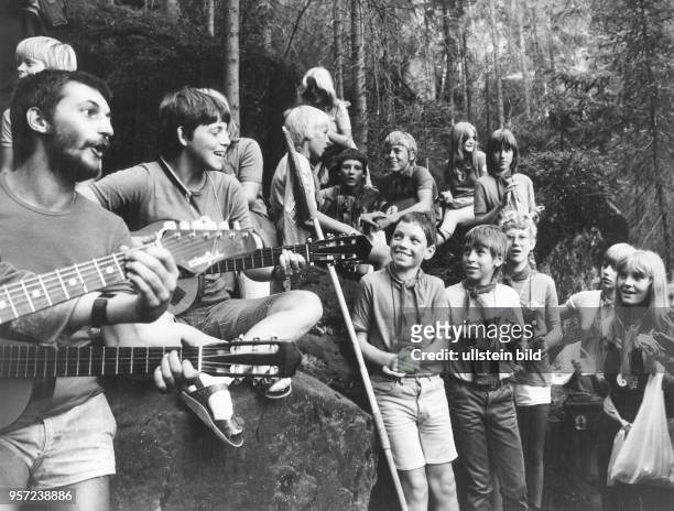 Pioniere und FDJler unternehmen einen Ausflug in die Berge der Sächsischen Schweiz, aufgenommen im August 1982. Mit Gittarenmusik und...