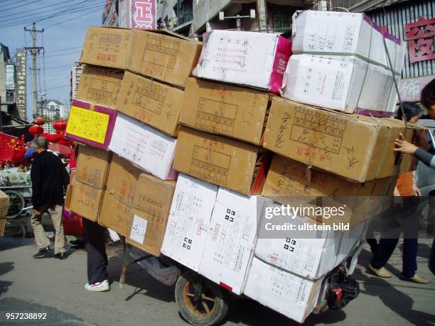 Traditionelle und Moderne - in der Altstadt von Wuhan prallen die Extreme noch aufeinander. Neben dem lebhaften Straßenvekehr gibt es auch noch den...