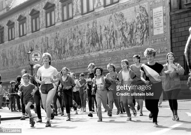 Läufer aus allen Landesteilen der DDR beteiligen sich am 4. Elbe-Friedenslauf am 8.5.1988 in Dresden, hier Läuferinnen auf dem Schloßplatz vor dem...