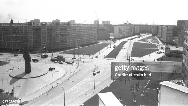 Blick auf den Leninplatz mit dem Lenindenkmal in Richtung Strausberger Platz , aufgenommen 1973 in Berlin-Friedrichshain. Links der im Volksmund...