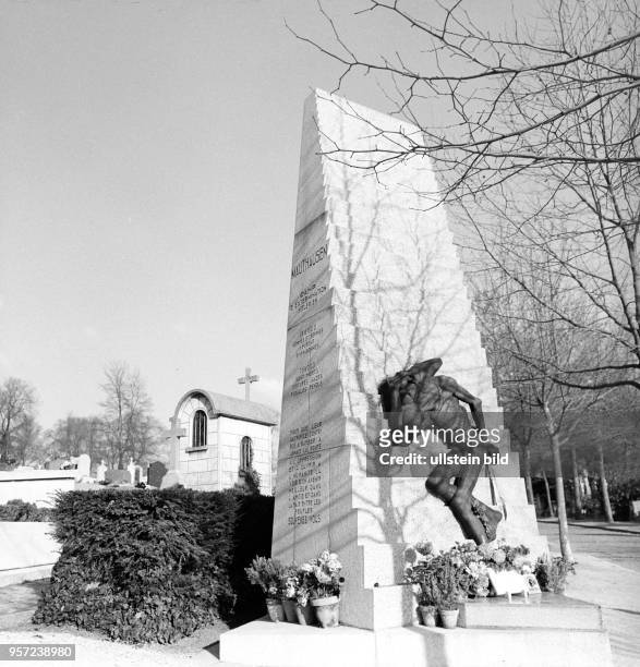 Der Gedenkstein für die Opfer des Konzentrationslagers Mauthausen auf dem größten Pariser Friedhof Pere Lachaise, aufgenommen am in Paris. Auf dem...
