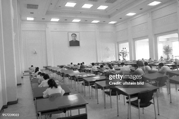 Studenten lernen in Pjöngjang, der Hauptstadt der Demokratischen Volksrepublik Korea, aufgenommen während der 13. Weltfestspiele der Jugend und...