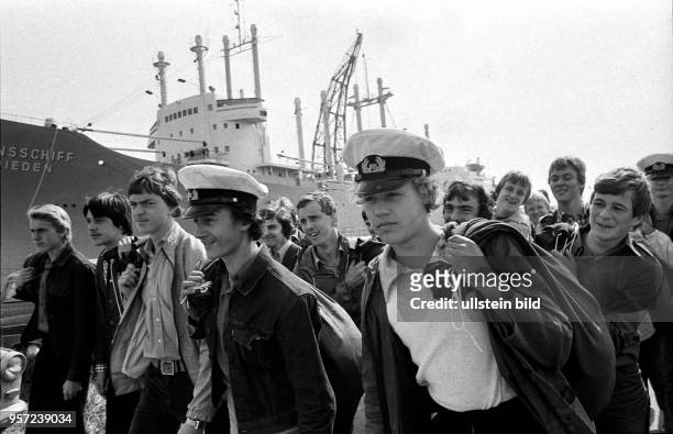 Junge Männer aus allen Teilen der DDR wollen an Bord des Lehr- und Ausbildungsschiffes "Georg Büchner" in Rostock-Schmarl eine Ausbildung zum...