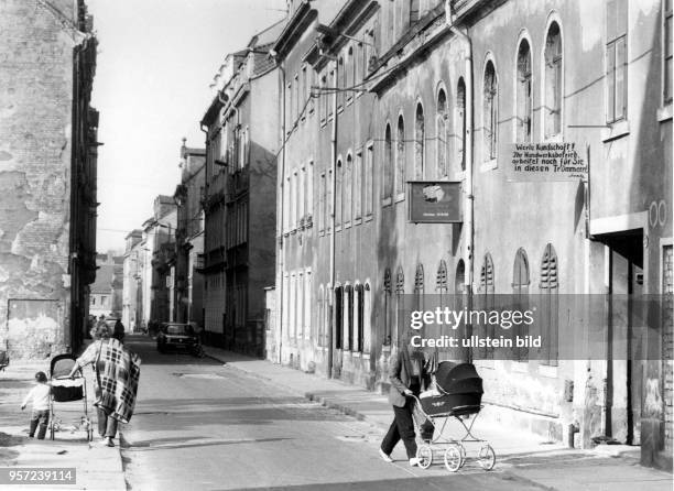 Verfallen ist die Böhmische Straße in der Dresdner Neustadt Ende der 1980er Jahre, der Handwerksbetrieb Mende hat ein Schild mit der Aufschrift "...