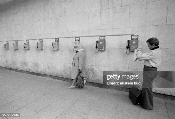 Telefonapparate an einem öffentlichen Gebäude in der Stadt Wologda, aufgenommen 1977. 500 km nordöstlich von Moskau gelegen gehört Wologda heute zum...